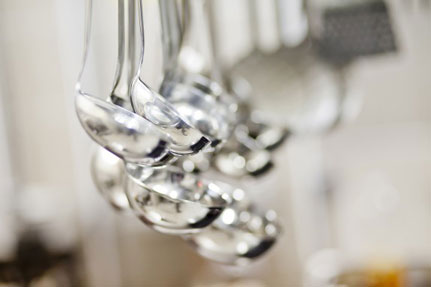 limpieza de utensilios de cocina de aluminio