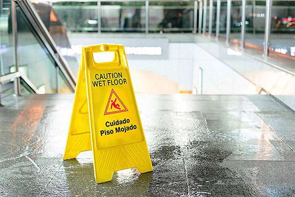señal de suelo mojado para prevenir accidentes laborales