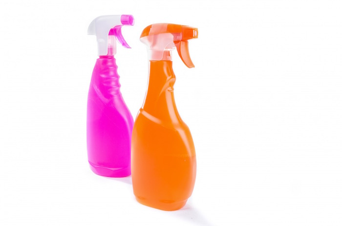 Spray rellenos de productos de limpieza que pueden contaminar el entorno 