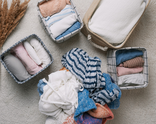 colocando ropa  según el método Konmari